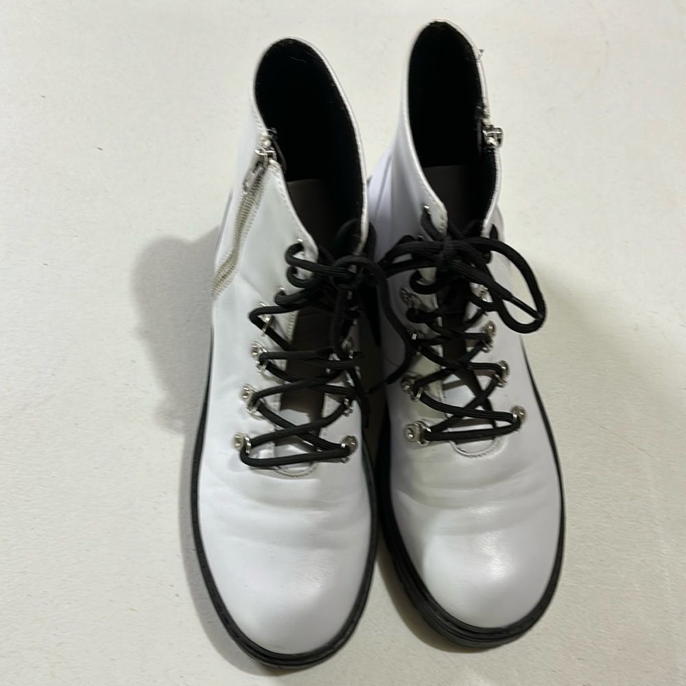 Very cute white ankle boots